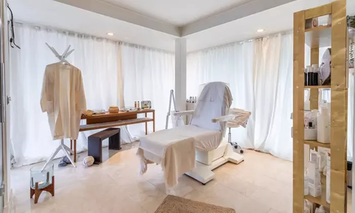 Een stralende huid met gezichtsbehandelingen met een peeling, microdermabrasie of lift & sculpture (met tot 60% korting) - Primary Image