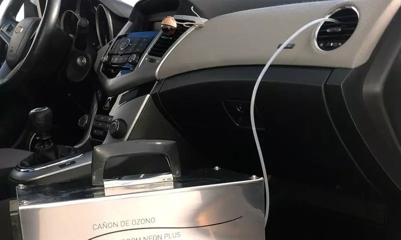 Lavado interior y exterior de coche a mano con opción a ozono y limpieza de tapicería y de motor en Car Wash Alcorcón - Second Medium