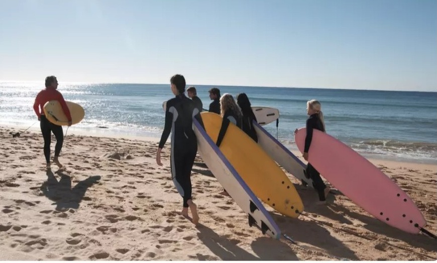 Image 3: Clases de surf