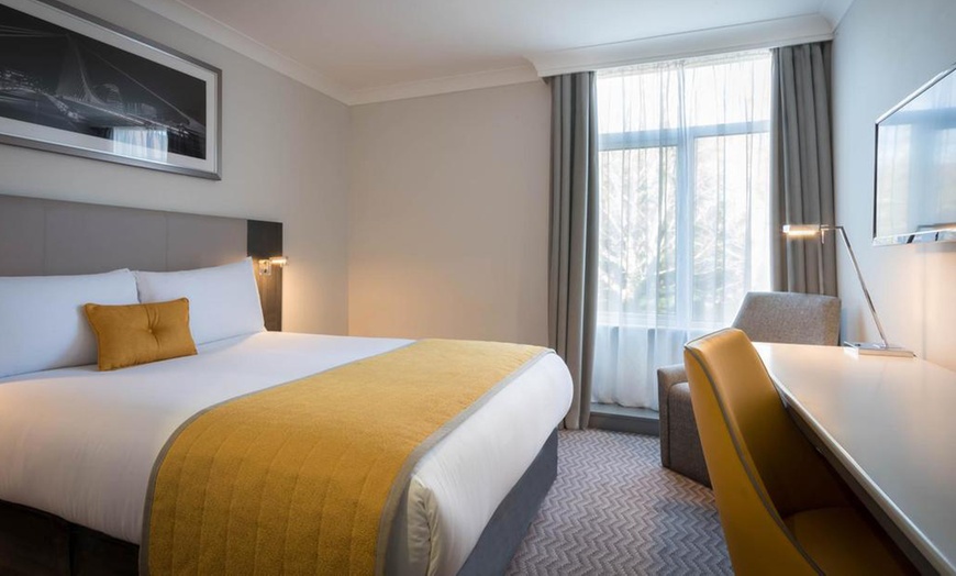 Image 9: Dublin: 4* Deluxe Room Stay with 2-Course Dinner