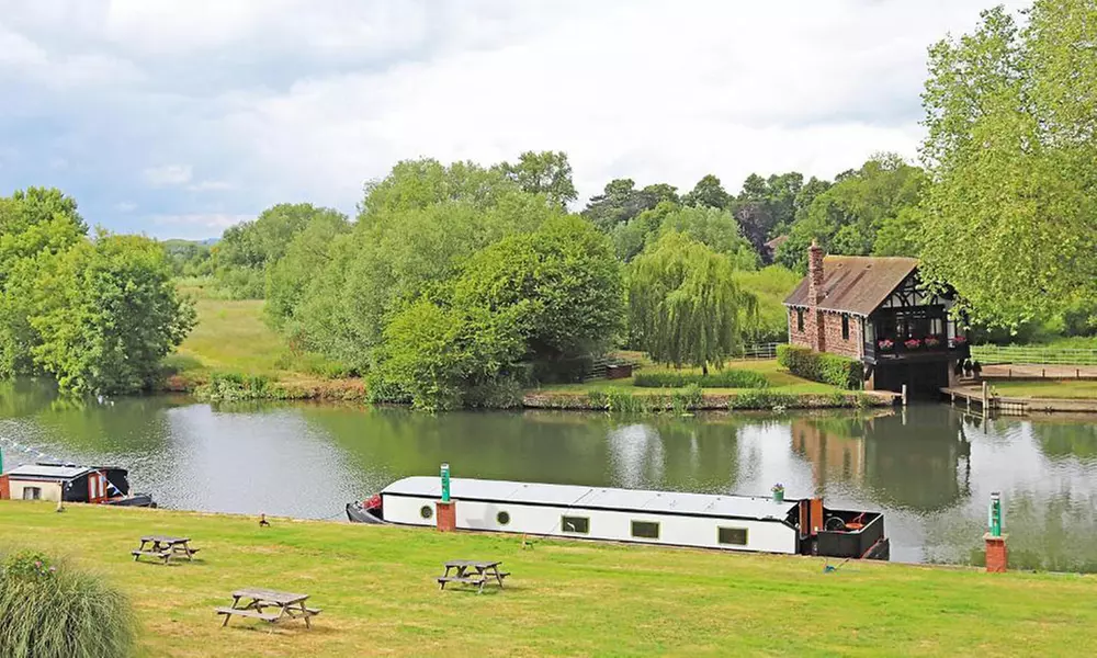 Oxfordshire Escape: Overnight Stay for 2 with Breakfast, Dinner & Wine