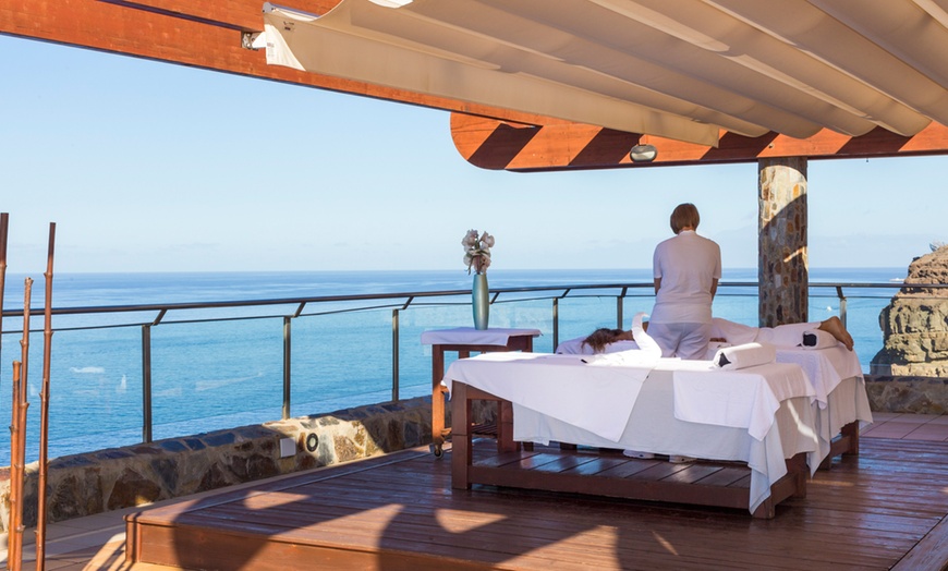 Image 1: Spa romántico de 2 horas, para dos con masaje, fruta, cava y chocolate