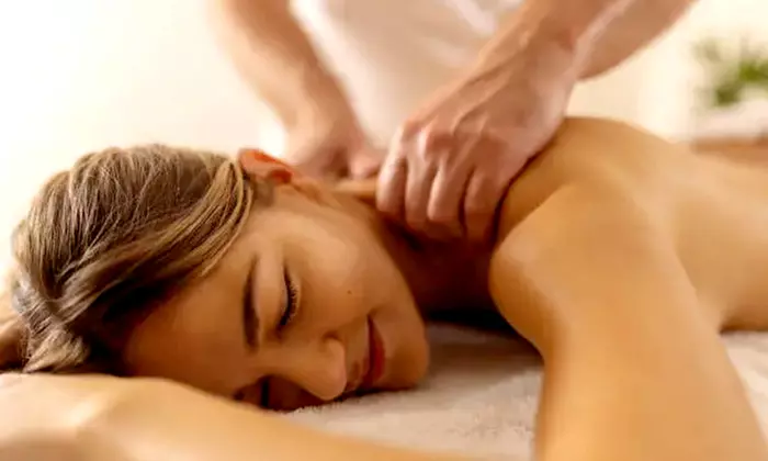 Masaje corporal de 60 minutos con opción a reflexología y craneofacial para 1 persona, con hasta un 67% menos - Primary Image