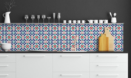 Fino a 3 set da 24 adesivi 15 x 15 cm per piastrelle disponibili in 4 modelli