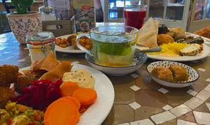 Schlemmen pur: Orientalischer Sonntags-Brunch f. 1, 2 o. 4 Personen in der Falafel Factory (bis zu 21% sparen)