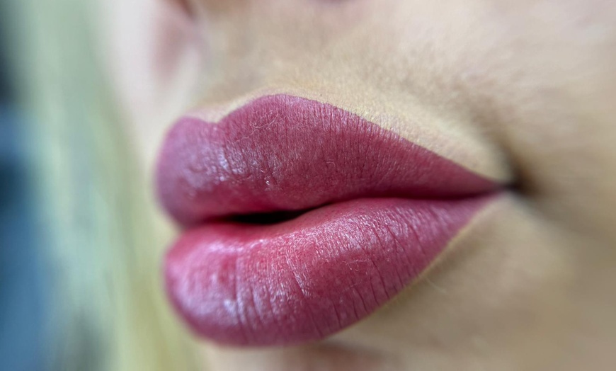 Image 2: Neue Ausstrahlung mit einer Powderbrows-oder Aquarelle Lips-Behandlung