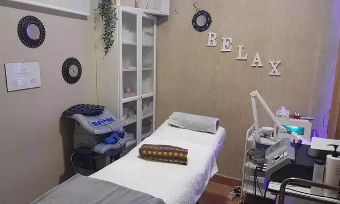 Uñas de gel o acrílicas con diseño básico y esmaltado duradero