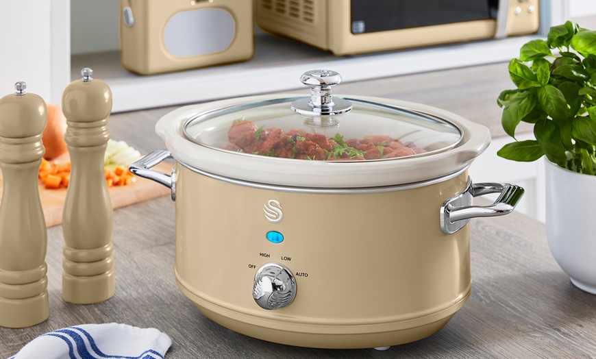 Image 20: Swan 1.5L, 3.5L or 6.5L Retro-Style Slow Cooker