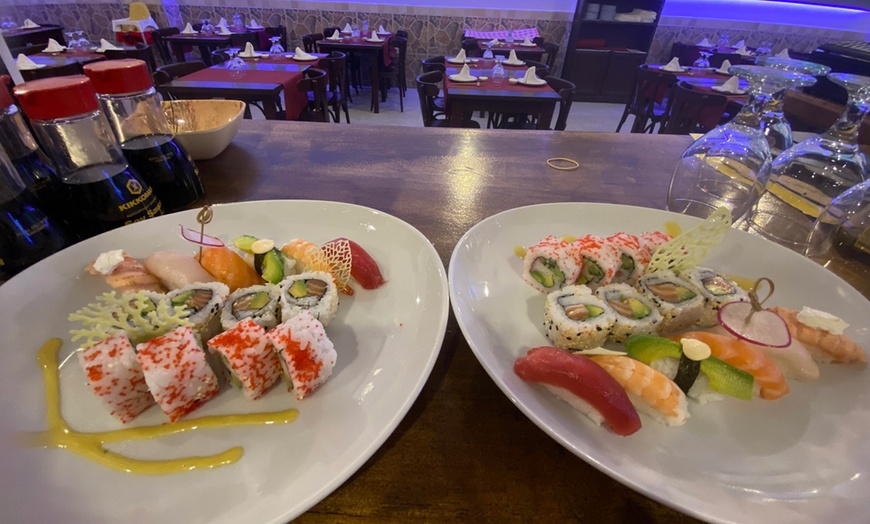 Image 3: ¡Menú de sushi para 2 o 4 personas con entrantes y bebidas!