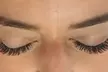 Extensiones de pestañas con volumen a elegir entre natural, intermedio o volumen 4D en Entre Cejas y Pestañas - Second Medium