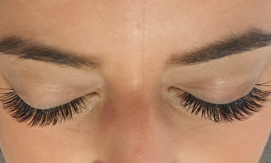 Image 4: Extensiones de pestañas con volumen a elegir en Entre Cejas y Pestañas