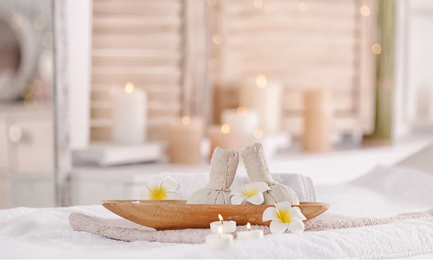 Image 2: Unwind with a 70/90-minute Herbal Head Massage with Essential Oils and Masks at Yanshe Spa, Up To 53% Off