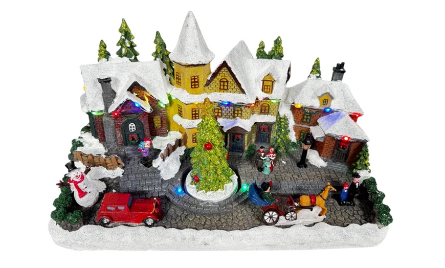 Image 2: Village de Noël décoratif avec arbre, lumières, sons et mouvements