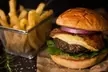 Menú para 2 personas con 1 entrante a compartir, 2 burgers, 2 postres y 2 bebidas - Second Medium