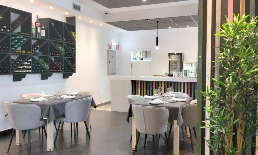 Menú con aperitivo, pases a elegir, postre a compartir y bebida