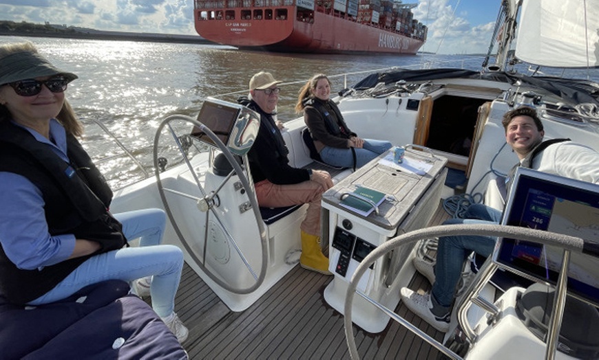 Image 3: 4-stündiger authentischer Segeltörn ab Hamburg für 1 oder 2 Personen