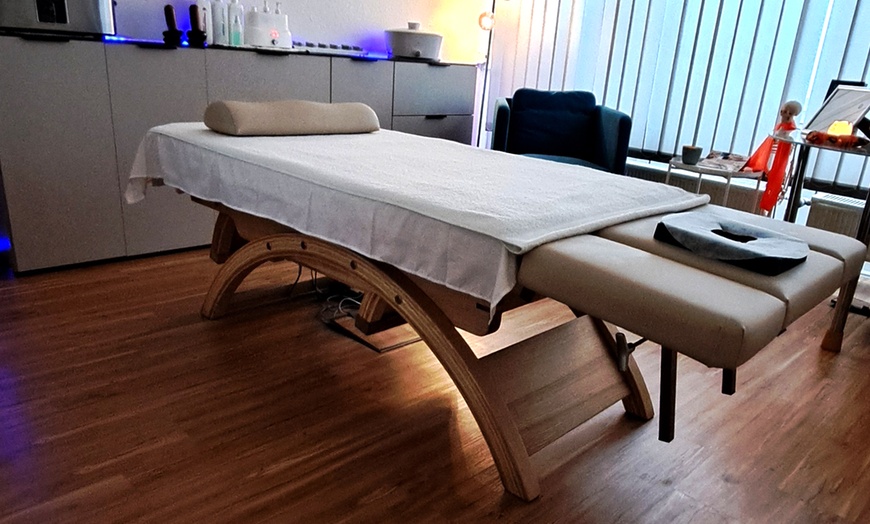 Image 1: 30 - 90 Min. Teilkörper- oder Ganzkörper-Massage für 1 Person