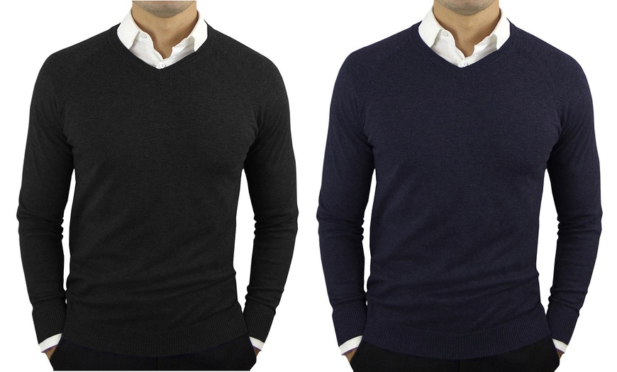 Image 5: 2 maglioni con scollo a V in cashmere e lana da uomo
