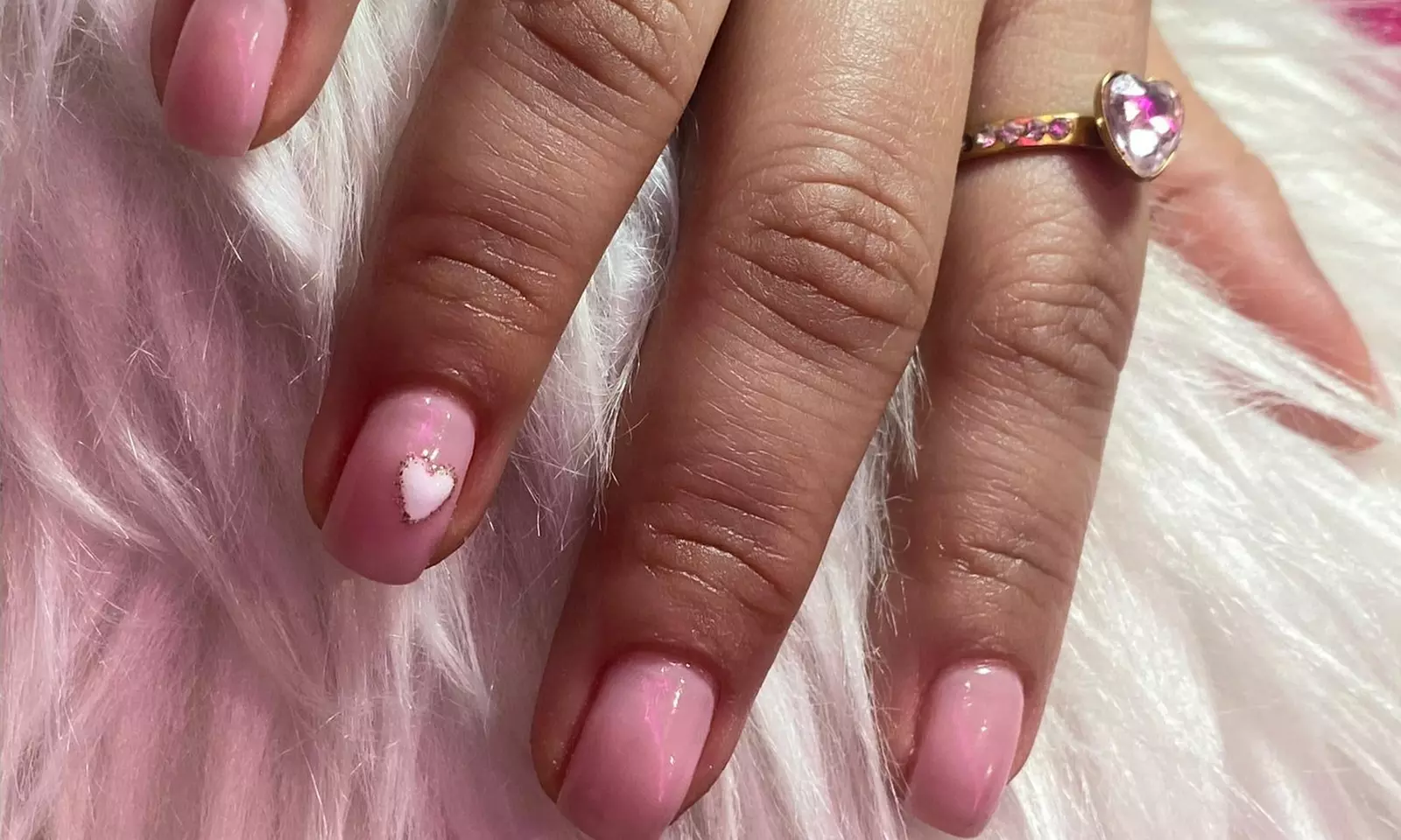 Manicura o pedicura clásica con esmaltado normal o semipermanente