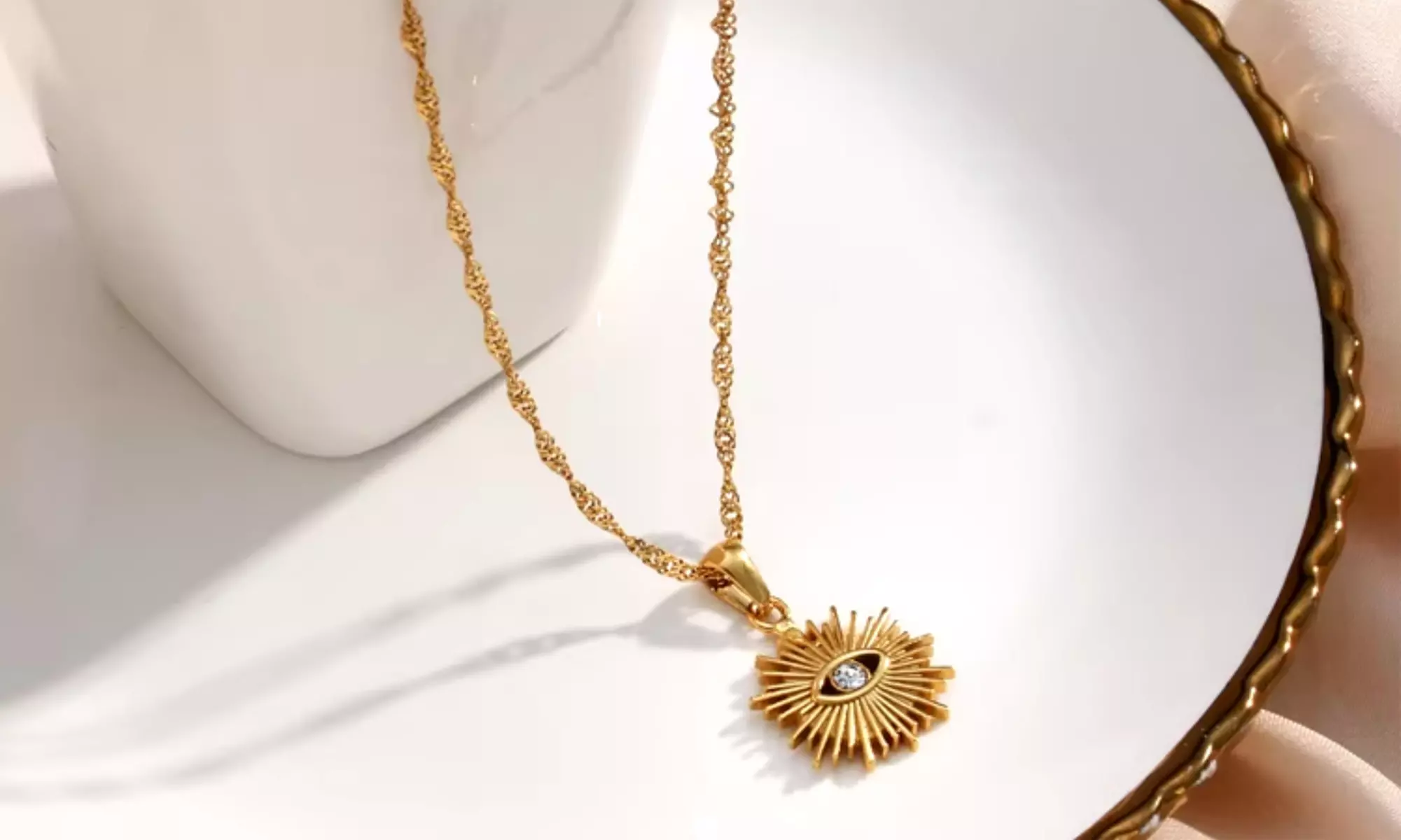 Collier doré soleil et œil