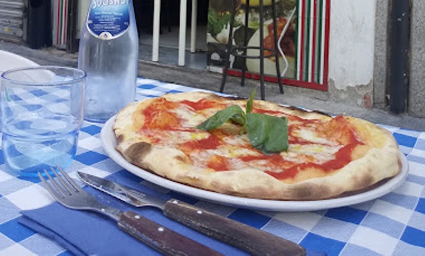 Image 10: Pizza y bebida o menú italiano para 2 o 4 personas en La Pizza E Bella