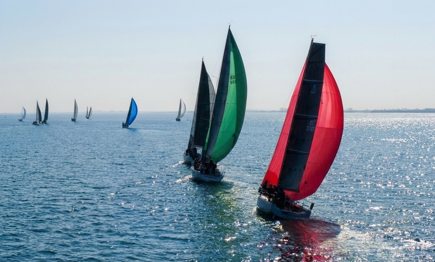 Image 6: Met zijn zevenen 8 uur lang bubbels met kapitein op open zee