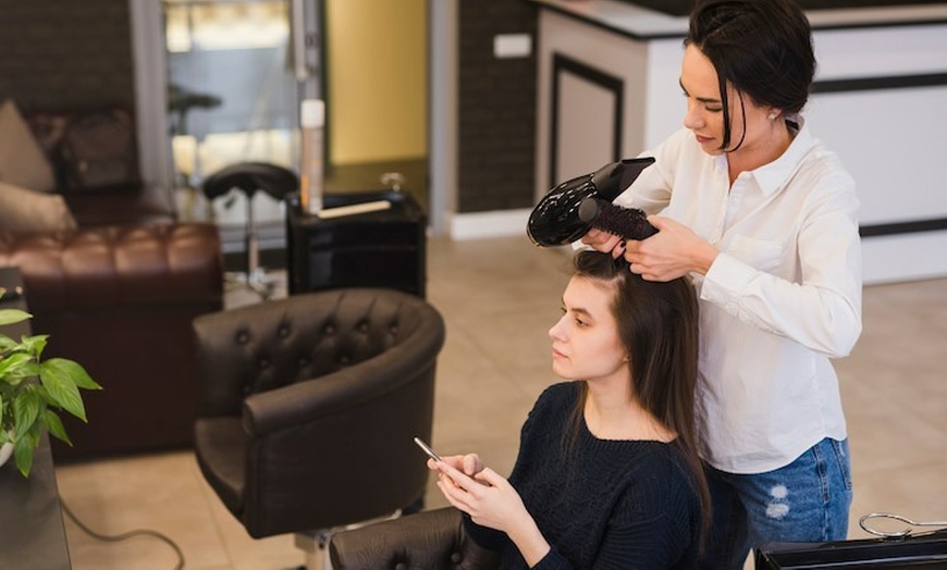 Image 4: Transforma tu look en pleno corazón de Barcelona con opciones variadas