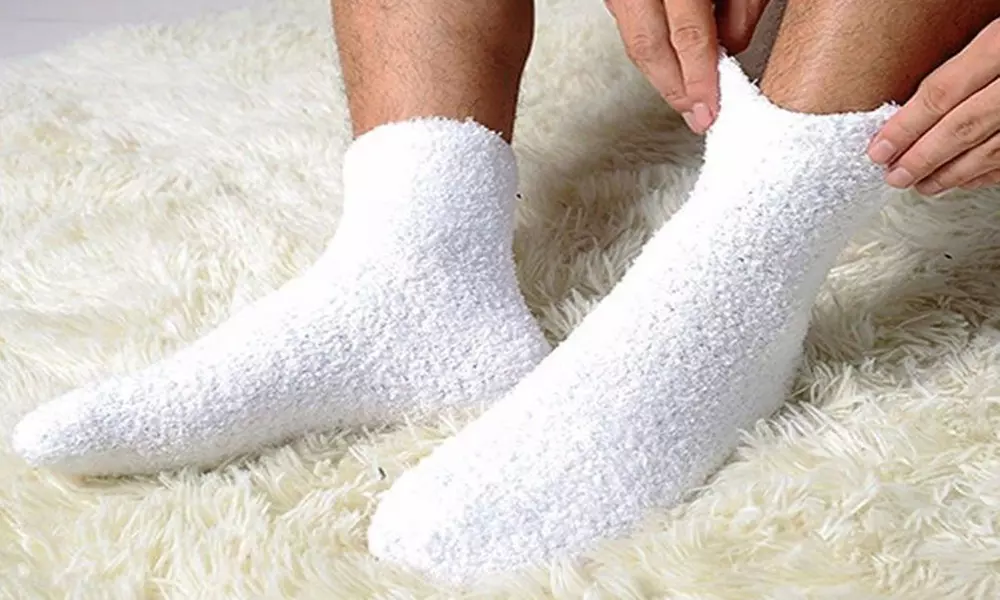 1, 2 o 4 paia di calze in pelliccia disponibili in 4 colori - Primary Image
