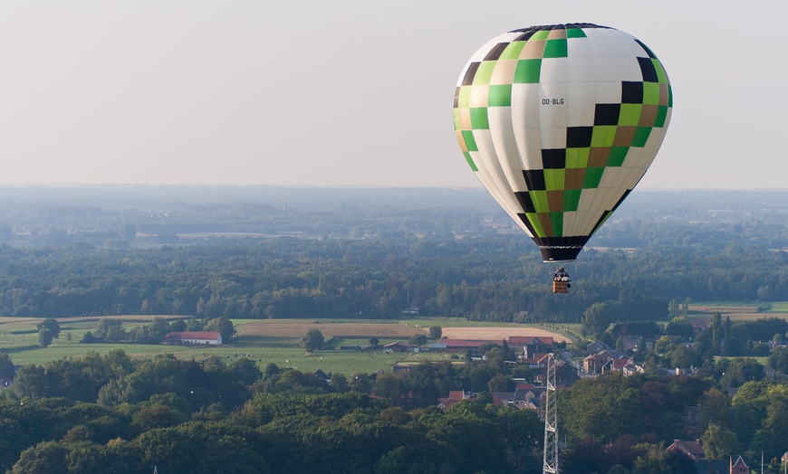 Image 1: La Belgique vue du ciel : 1 h de vol en montgolfière avec champagne