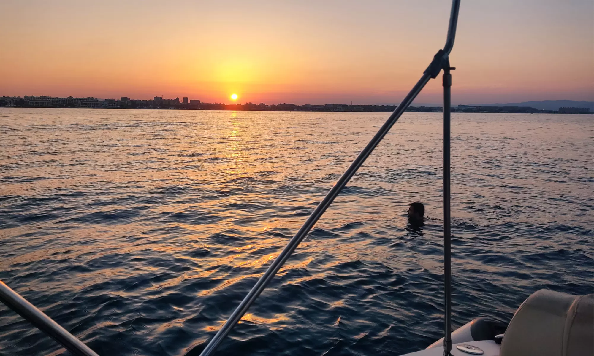 Alquiler de barco con titulación por medio día en Capitán Valencia