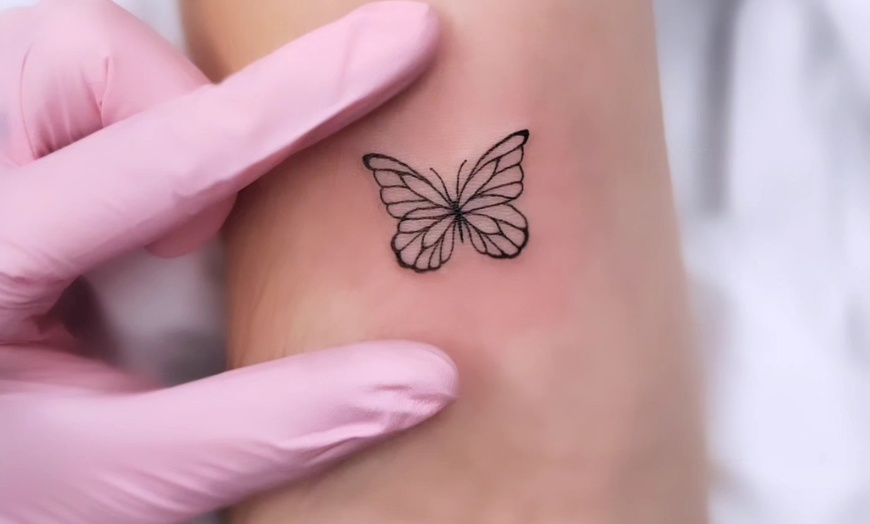Image 8: 1 o 2 mini tattoos de línea fina y tinta negra de hasta 5 cm