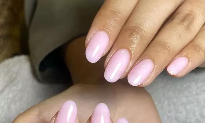 Beauté des mains avec vernis semi-permanent