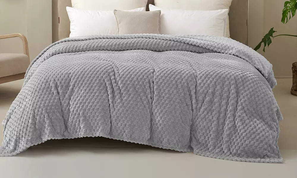 All-Season 300GSM Dot Pattern Soft Warm Fleece Blanket