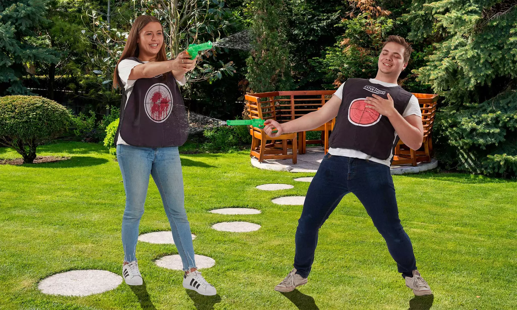 1, 2 ou 3 sets de 2 pistolets à eau avec 2 vestes cible - Primary Image