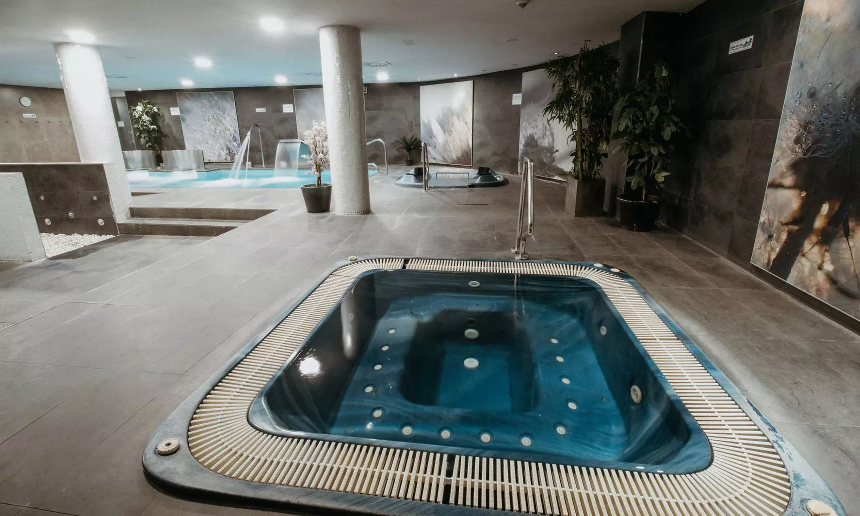 Circuito spa y masaje relajante en Azz Hotel Langre Spa