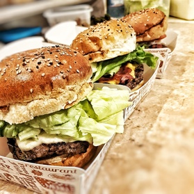 Menu con tagliata o hamburger e birra o vino per 2 o 4 persone al pub birreria Drunk Sheep (sconto fino a 48%)