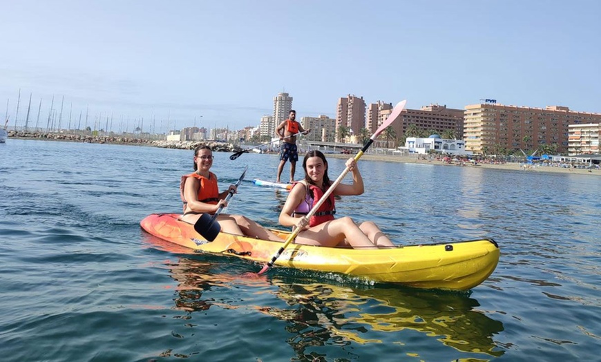 Image 2: Explora la costa de una manera única: kayak doble de 1 o 2 horas