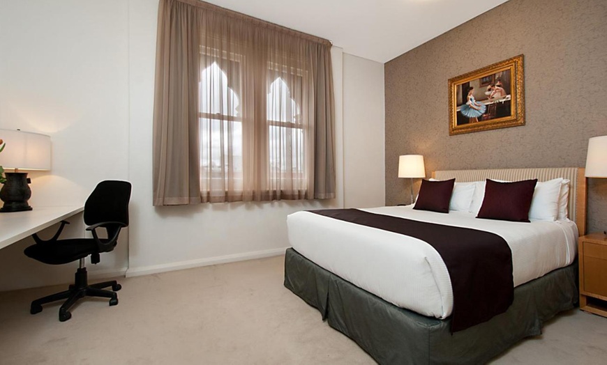 Image 2: Adelaide: Premium Queen or Twin Room with Late Check-out