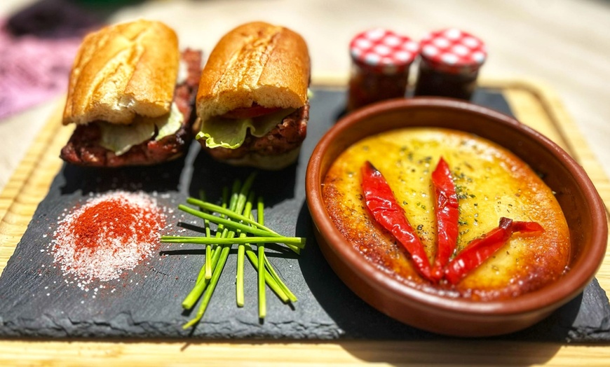 Image 2: Siente los sabores argentinos con un menú de milanesas o parrillada