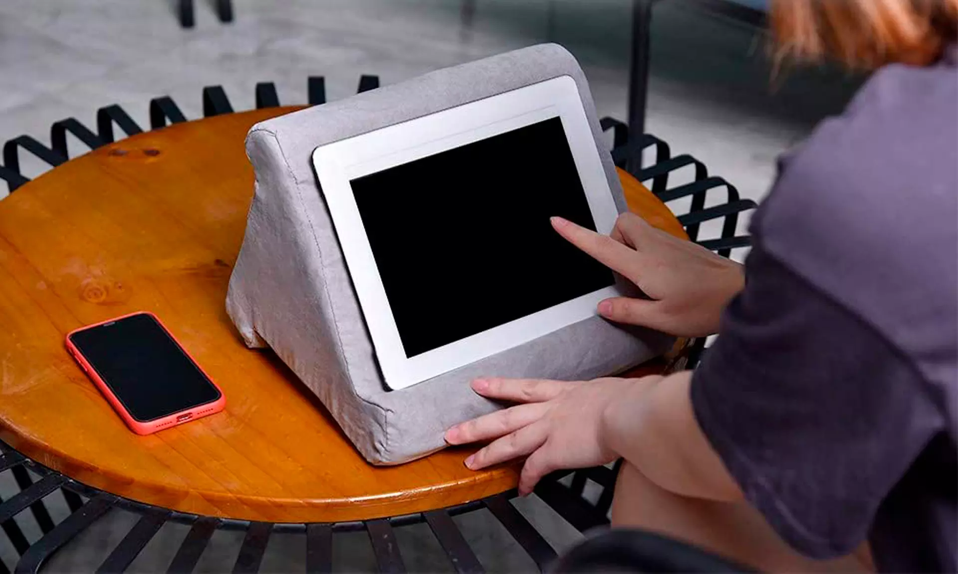 1 o 2 cuscini che servono da supporto per iPad o tablet - Primary Image