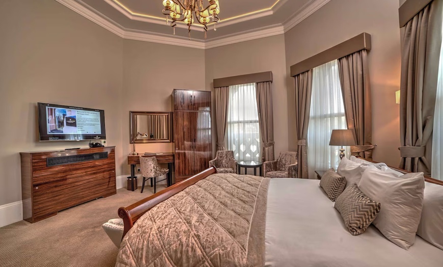 Image 13: London: Elegant 4* Stay with Breakfast