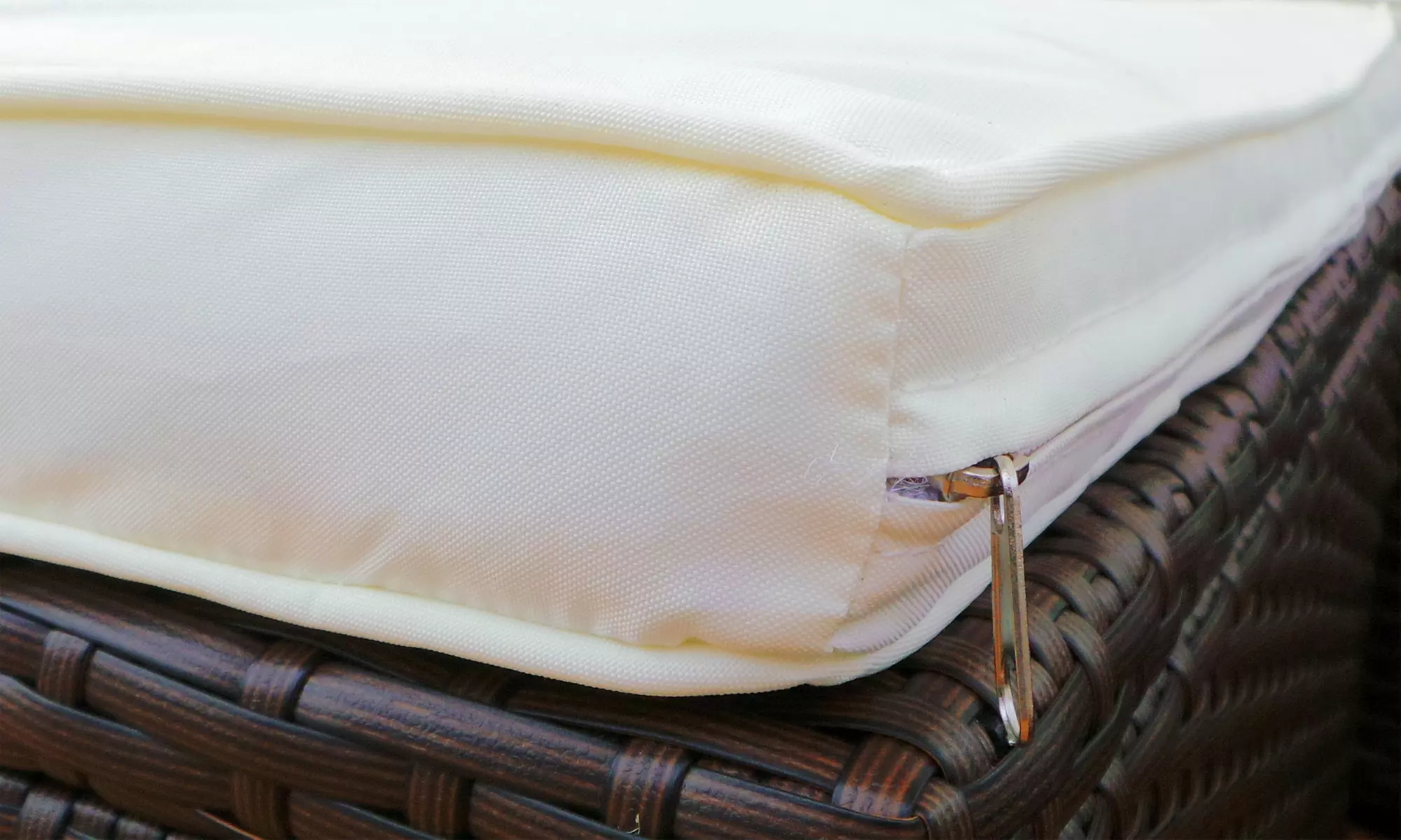 Rotan eiland tuinmeubelset met parasol in kleur naar keuze