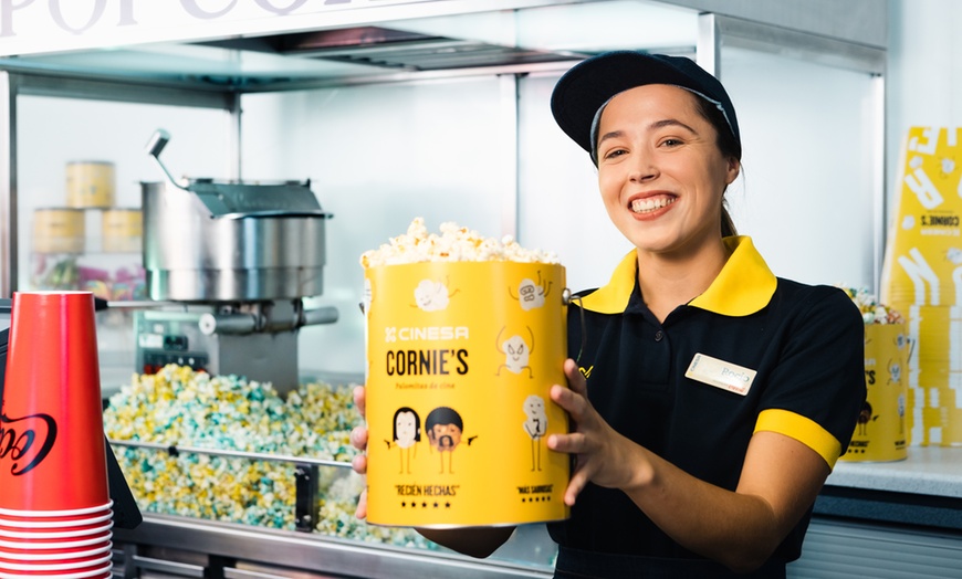 Image 2: Menú con palomitas medianas y refresco de 50 cl para cines Cinesa