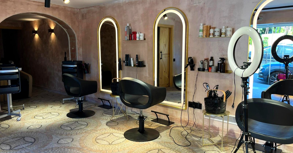 Servicio de peluquería con lavado, masaje y peinado en Barcelona