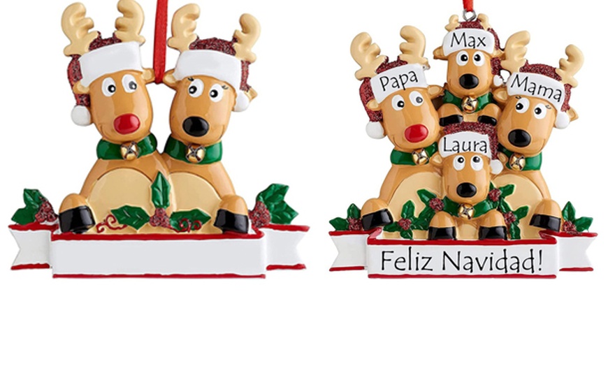 Image 1: Adorno navideño personalizable con diseño de renos