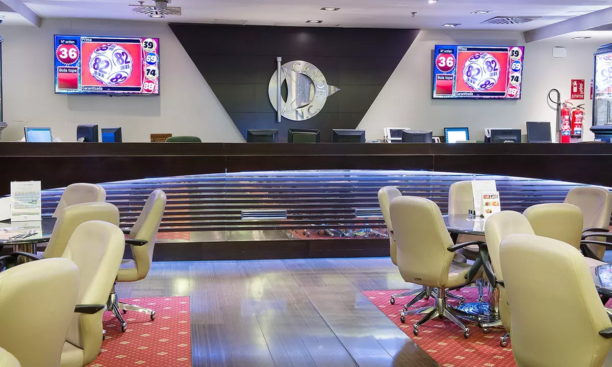 Comilona y diversión: menú con copas, crédito de juego y parking