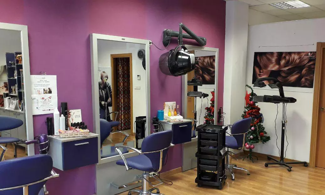 Sesión de peluquería con tinte y/o mechas en Peluquería 12 Colores