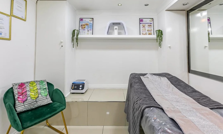 Image 2: Relax with 30- or 60-Minute Aromatherapy Spa Treatment