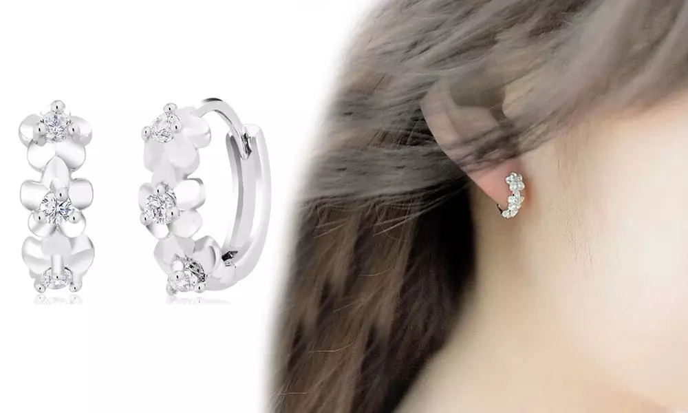 1x oder 2x Ohrringe mit Blumen verziert mit Kristallen von Swarovski® - Primary Image