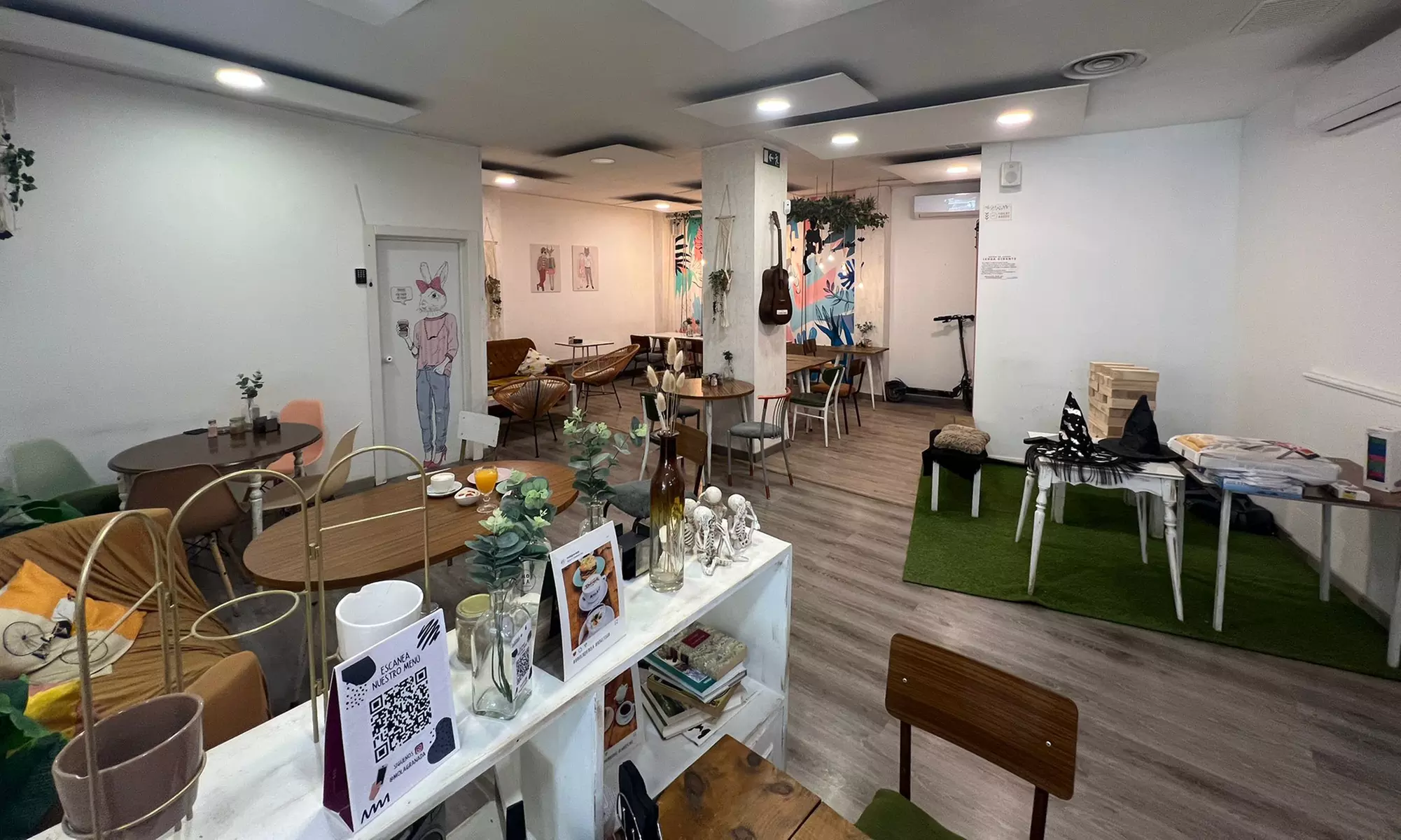 Menú de brunch para 2 o 4 con bebidas, yogur, croissant, tostada y más